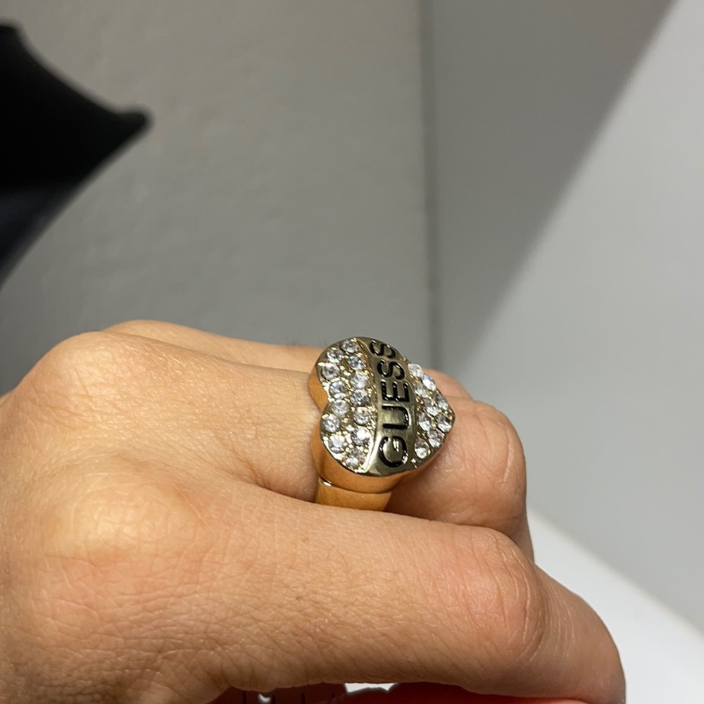 Guess ring